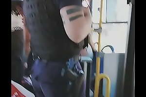 Policía en bus.