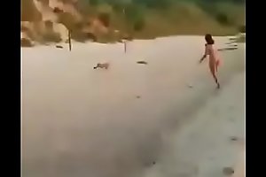 Argentina desnuda en la playa y perro le roba la tanga 2