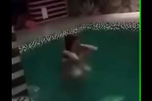 Florijana Pidhi nga Prishtina duke i lar cicac e mëdhaja në pishinë të mbrendëshme* Shiko në videon, vizitoni