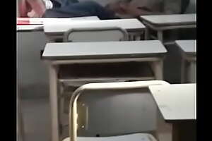 Viejo puto se clava una en el salón de clases mientras su alumno lo espía
