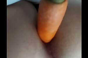 Zanahoria en mi culito virgen 4