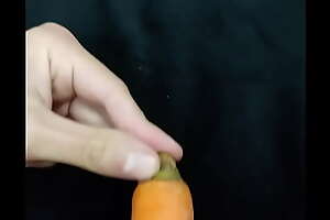 Zanahoria en mi culito virgen 3