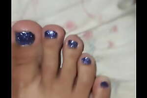 Los pies de mi novia pintados de azul