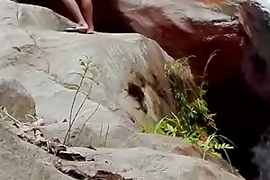 Liyan se masturba en una gran cascada