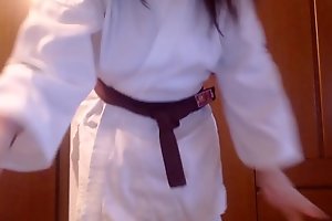 La tua insegnante di Karate ti obbliga a succhiare i suoi piedi sporchi e ti prende a calci lurido segaiolo di merda!