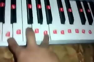 Niño raro toca el piano sexualmente