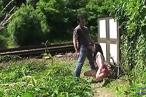 Un guardone spia due giovani  che scopano presso i binari del treno